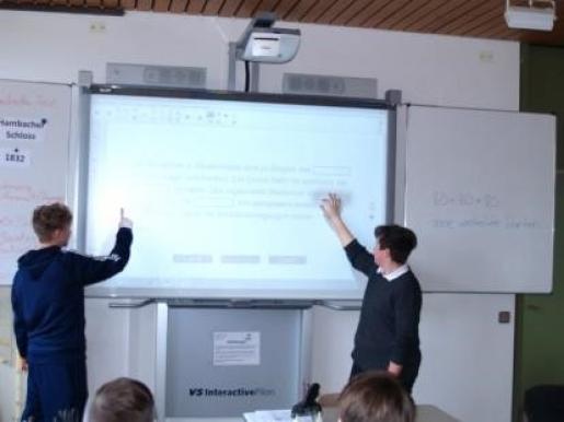 Schüler arbeiten am Smartboard